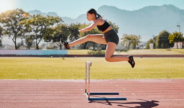Saltar Obstáculo Atleta Mujer Competición Pista Correr Para Ganar Para — Foto de Stock
