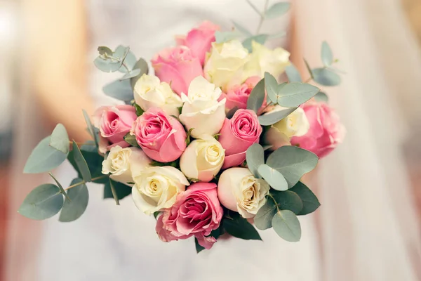 Boeket Bruiloft Bruid Huwelijksfeest Met Natuurlijke Rozen Bloemen Bladeren Zoom — Stockfoto