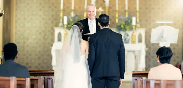 Пара Весілля Священик Зобов Язанням Любов Шлюб Церемонії Церковній Службі — стокове фото
