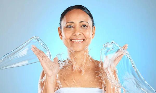 Salpicos Água Mulher Retrato Beleza Fundo Azul Cuidados Com Pele — Fotografia de Stock