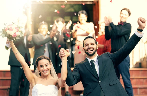 Невеста Жених Улыбаться Праздновать Выход Церкви Держаться Руки Вместе После — стоковое фото