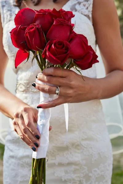 玫瑰是承诺和新开端的经典象征 婚礼当天 一个身份不明的新娘手持一束红玫瑰 — 图库照片