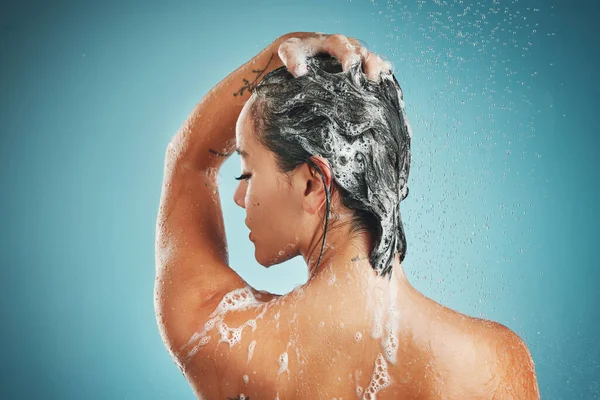 Beleza Chuveiro Mulher Limpeza Cuidado Com Cabelo Shampoo Enquanto Lava — Fotografia de Stock