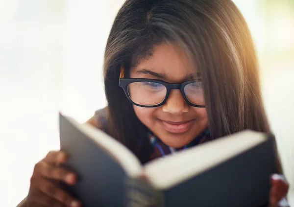 Imádom Happy Endet Egy Aranyos Kislány Könyvet Olvas Hálószobájában — Stock Fotó