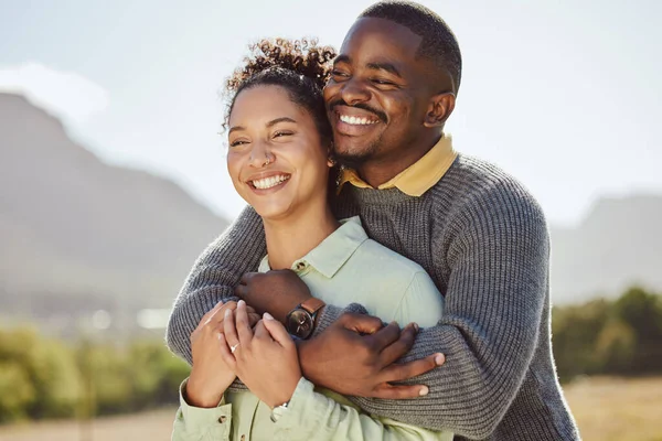 田舎の旅行 または品質のボンディング時間のための黒のカップル 抱擁と笑顔を一緒に屋外で 男と女の抱擁関係と休暇を楽しみます 旅行と自然 — ストック写真
