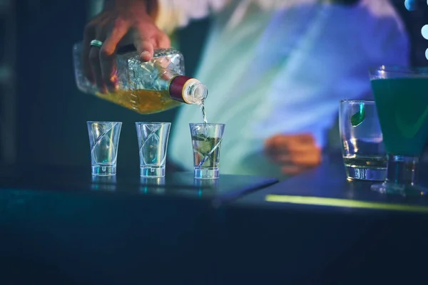 Nog Drie Barman Een Onidentificeerbare Barman Die Schoten Uitgiet Een — Stockfoto