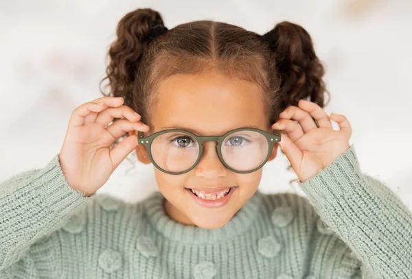 镜框和儿童肖像 具有视力 眼科护理和眼科保健 健康和保险信任 选择和购物 快乐的孩子 带着镜片在验光商店里检查 测试或评估 — 图库照片