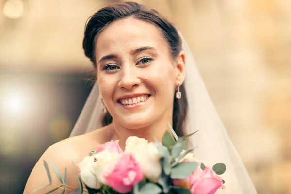 Beleza Noiva Retrato Uma Mulher Segurando Buquê Flores Dia Casamento — Fotografia de Stock