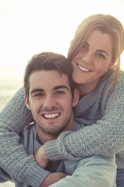 Fomos Feitos Para Outro Retrato Jovem Feliz Dando Sua Namorada — Fotografia de Stock