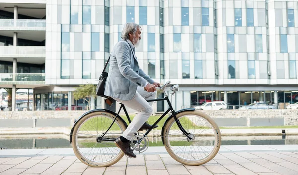 城市和亚洲商人骑自行车 骑自行车到城镇工作 以减少碳足迹 可持续发展 交通和老年人骑自行车到工作场所进行环保通勤 — 图库照片