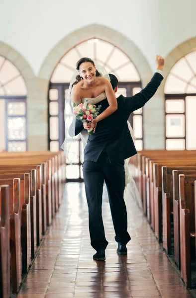 Célébration Transport Homme Avec Mariée Après Mariage Dans Une Église — Photo