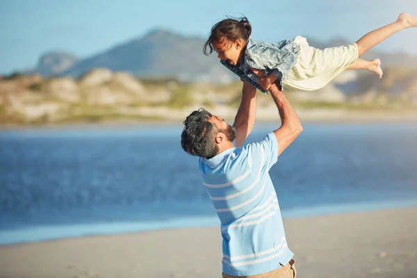 Kis Hableányom Egy Apa Strandon Tölti Napját Lányával — Stock Fotó