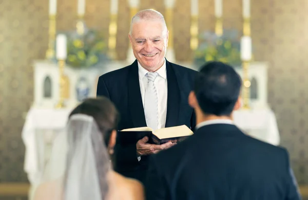결혼식 신부와 신부는 서약을 교회에서 보살핌을 결혼을 서약을 신부와 남자와 — 스톡 사진