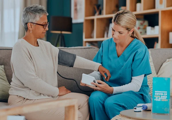 血圧検査 ソファの上の老人ホームでの医療やケアのための患者とのテスト 相談や医師 健康診断を受けた看護師のいる医療 高齢女性 — ストック写真