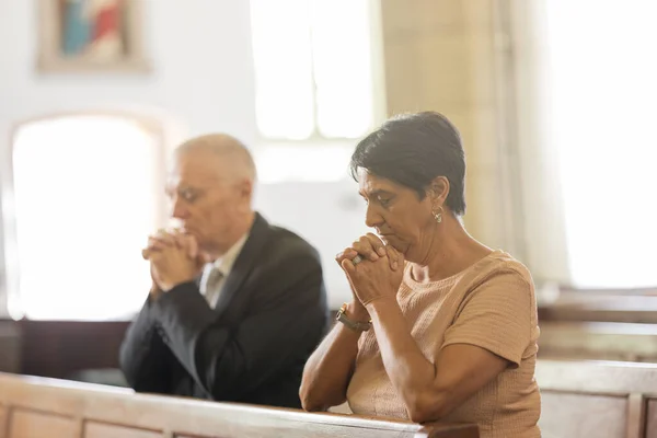老夫妇 基督教和祈祷在教堂 宗教和精神的帮助 尊重和感谢你为上帝服务 在祈祷 祈祷和对教堂的信仰 服务和信任中的老年男女 — 图库照片