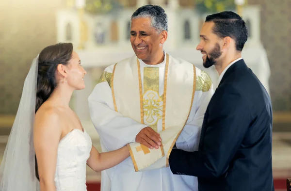 Esküvő Pap Pár Fogja Egymás Kezét Templomban Egy Keresztény Házassági — Stock Fotó