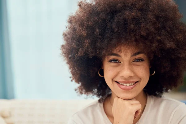 Feliz Sonrisa Mujer Con Afro Sala Estar Para Relajarse Zen — Foto de Stock