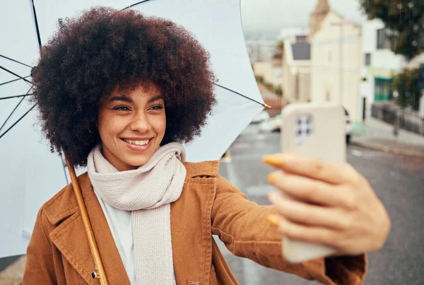 Selfie Sorriso Donna Con Telefono Ombrello Durante Inverno Strada Australia — Foto Stock