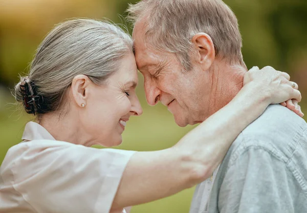 Ouderen Koppel Voorhoofd Aanraking Met Liefde Zorg Verbondenheid Pensionering Buitenleven — Stockfoto