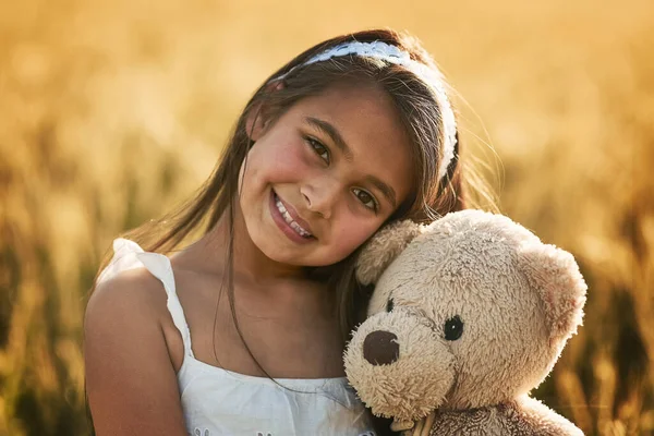 Διασκέδαση Στον Ήλιο Τον Τεντ Πορτρέτο Ενός Χαριτωμένου Μικρού Κοριτσιού — Φωτογραφία Αρχείου