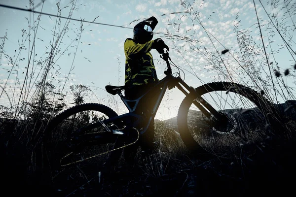 Cyclisme Nature Ciel Bleu Homme Avec Vtt Pour Entraînement Cardio — Photo
