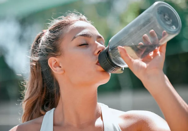 Fitness Relax Drinkwater Met Vrouw Buitenlucht Voor Sport Training Gezondheid — Stockfoto