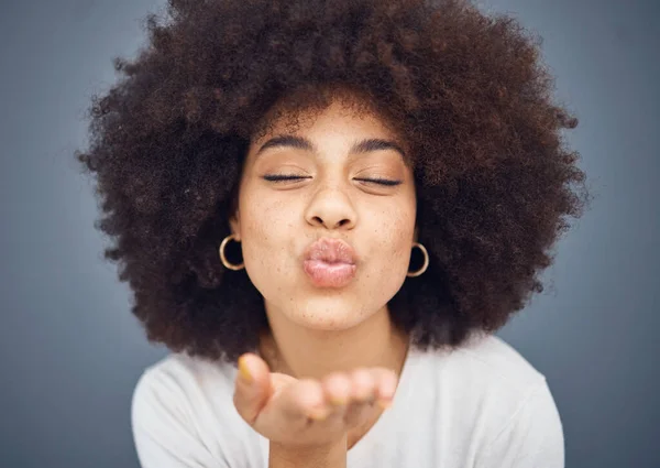 Kussen Liefde Romantiek Met Een Zwarte Vrouw Die Een Kus — Stockfoto