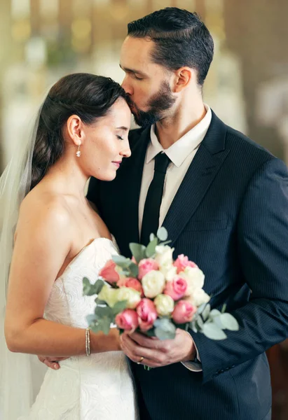 Весілля Пара Лоб Цілуються Любов Тримаючи Букет Квітів Шлюбу Йдучи — стокове фото