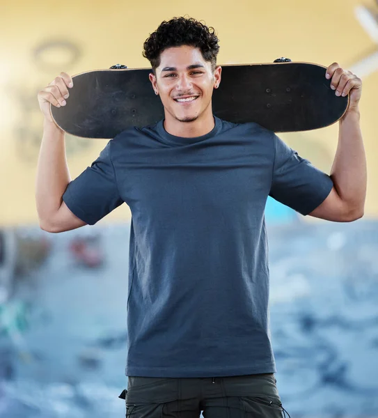 Skateboard Freiheit Und Straßensport Mit Mann Freien Zum Skaten Bewegung — Stockfoto