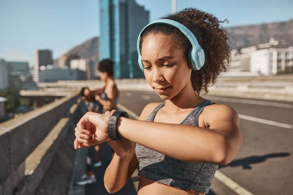 Smartwatch Ακουστικά Και Fitness Μαύρη Γυναίκα Στην Πόλη Αποτελέσματα Λειτουργίας — Φωτογραφία Αρχείου