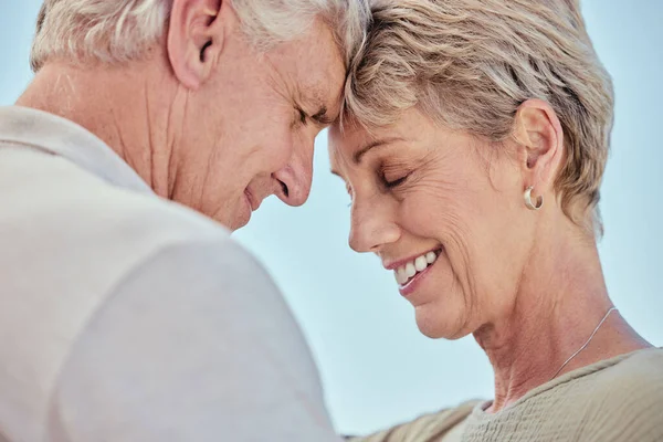 Senior Koppel Met Voorhoofd Aanraking Glimlach Voor Liefde Met Zorg — Stockfoto