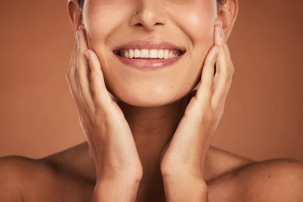 Mujer Manos Sonrisa Con Dientes Belleza Cuidado Piel Tratamiento Facial —  Fotos de Stock