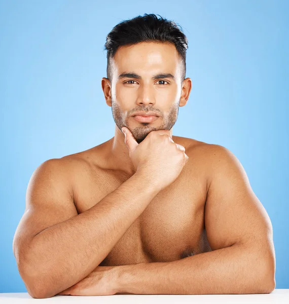Portret Muskularny Mężczyzna Zdrowie Dla Wellness Pielęgnacji Skóry Higieny Niebieskim — Zdjęcie stockowe