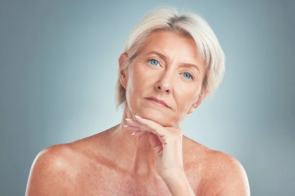 Senior Vrouw Schoonheid Huidverzorging Met Blauwe Ogen Poseren Voor Cosmetica — Stockfoto