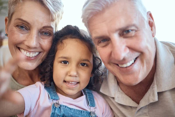 Adopción Selfie Abuelos Con Niña Amor Familiar Sonrisa Feliz Mientras —  Fotos de Stock