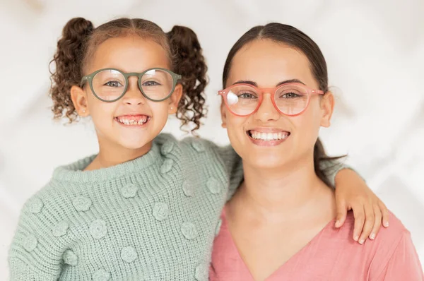 Mama Córka Uśmiech Okulary Portret Dla Silnych Oczu Wzroku Zdrowia — Zdjęcie stockowe