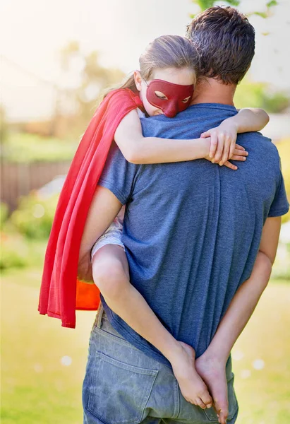 Тяжелый День Супергероем Маленькую Девочку Утешает Отец Снаружи — стоковое фото