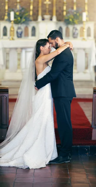 Aşk Düğün Çift Kilisede Gelin Kutlaması Için Dans Eder Sadık — Stok fotoğraf