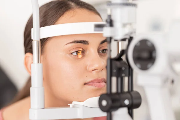 Cuidados Saúde Olhos Mulher Teste Ocular Uma Clínica Para Visão — Fotografia de Stock