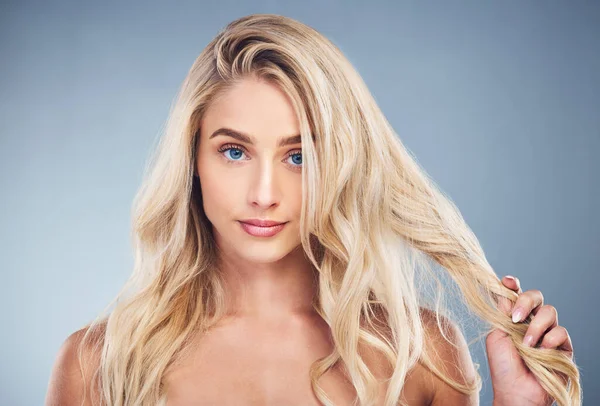 Femme Blonde Soin Des Cheveux Sur Fond Studio Gris Dans — Photo