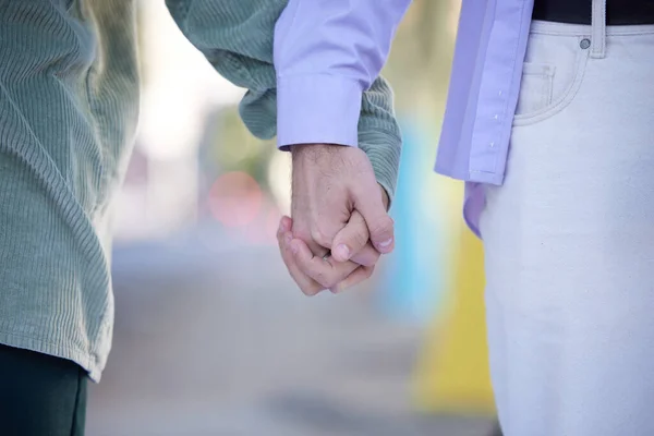 幸福と自由ゲイのカップルは Lgbtq 平等と誇りのサポートのための手を握っています 同性愛者 組合のための男とのパートナーとの関係 日付都市部での生活と一緒に — ストック写真