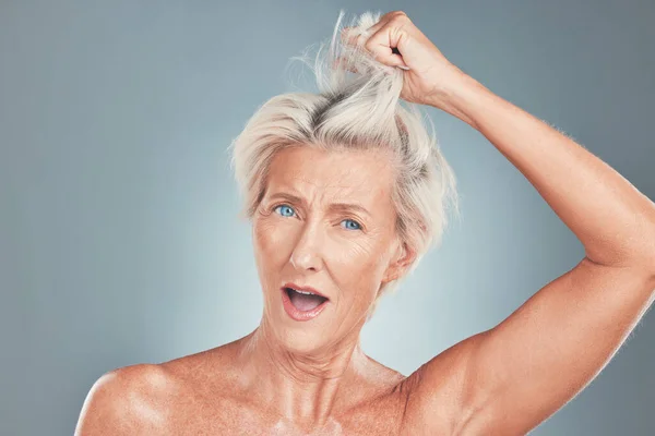 Senior Woman Hair Wow Face Studio Cosmetics Beauty Wellness Blue — Stock Photo, Image