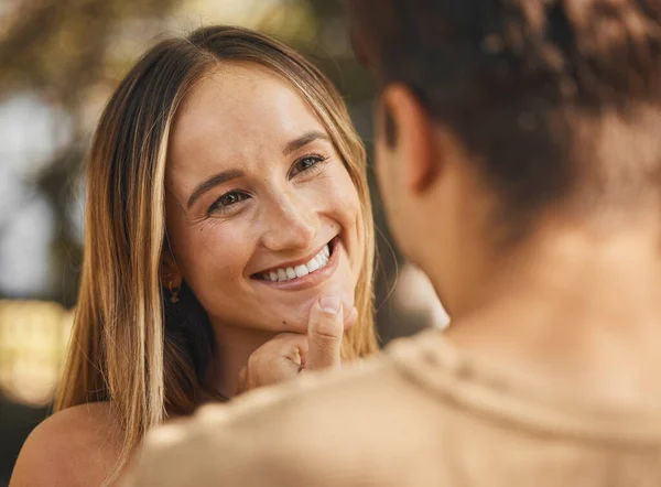 Feliz Namorada Rosto Toque Uma Mulher Com Sorriso Amor Cuidado — Fotografia de Stock
