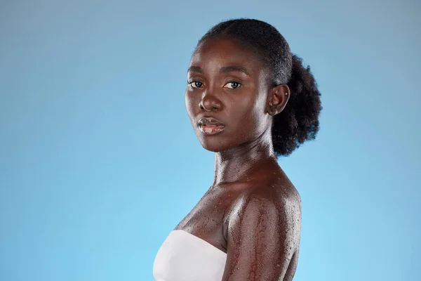 Cara Beleza Cuidados Com Pele Com Uma Mulher Negra Modelo — Fotografia de Stock