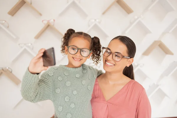 Telefono Madre Bambino Fanno Selfie Dall Optometrista Con Nuovi Occhiali — Foto Stock