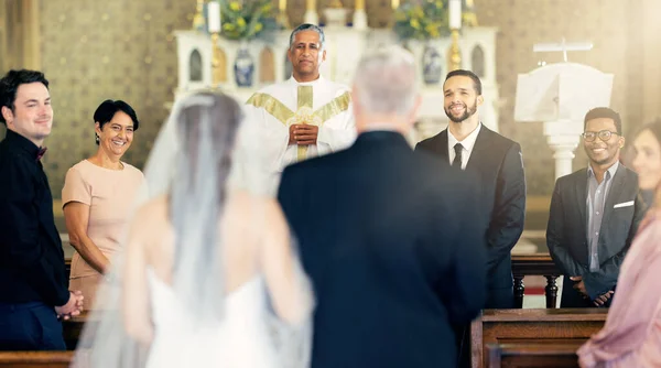 Весілля Кохання Наречена Батько Ходять Коридору Церкві Святкування Разом Щаслива — стокове фото