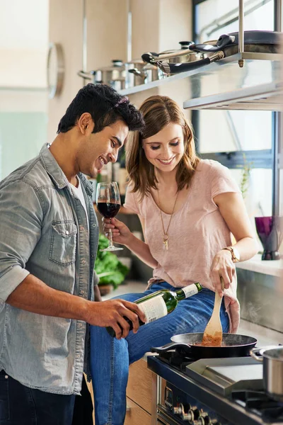 Lezzet Katmak Için Biraz Şarap Ekliyorum Kocasının Yemek Yapmasını Izlerken — Stok fotoğraf