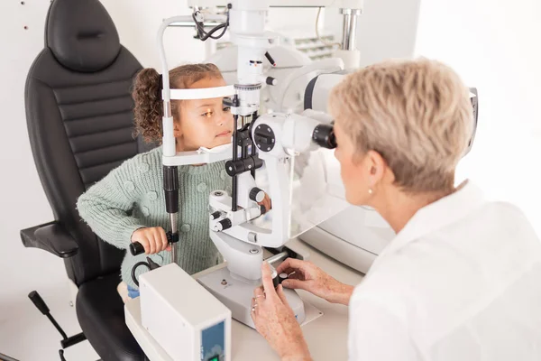 Dítě Oku Vyšetření Zraku Žena Oční Optička Kontrolující Oči Dětí — Stock fotografie