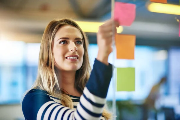 Mapping Out Path Success Young Woman Having Brainstorming Session Sticky — Stock Photo, Image