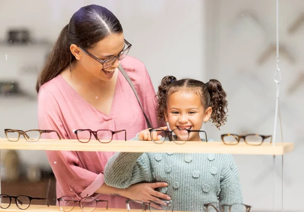 Decisione Occhiali Ragazza Con Madre Dall Optometrista Visione Controllare Gli — Foto Stock